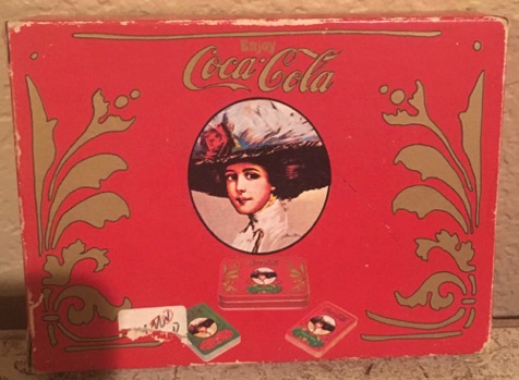 2545-1 € 12,50 coca cola speelkaarten in ijzeren blikje groen en rood